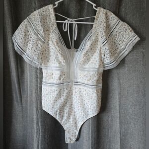 Blue Blush White Ditsy Floral Bodysuit Flutter-Sleeves Size M Lace